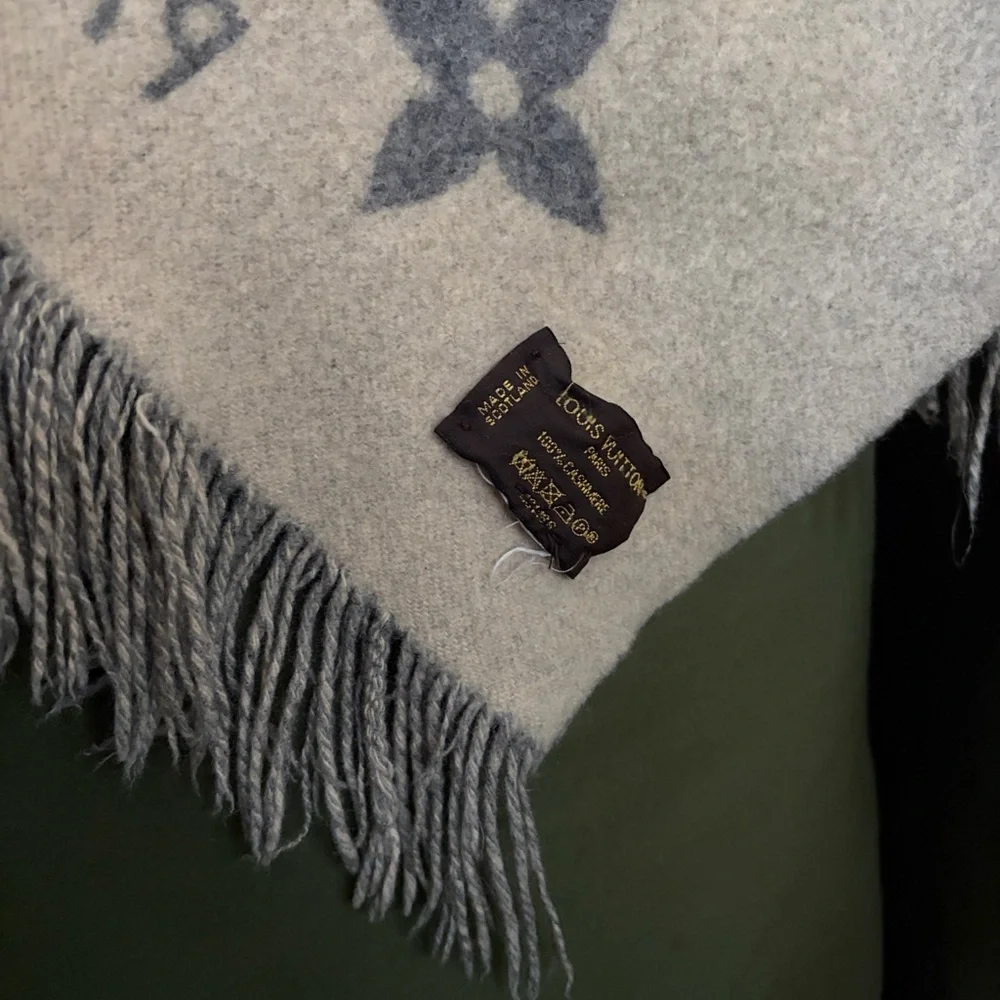 Louis Vuitton Cream and Gray Wool Accent Cover